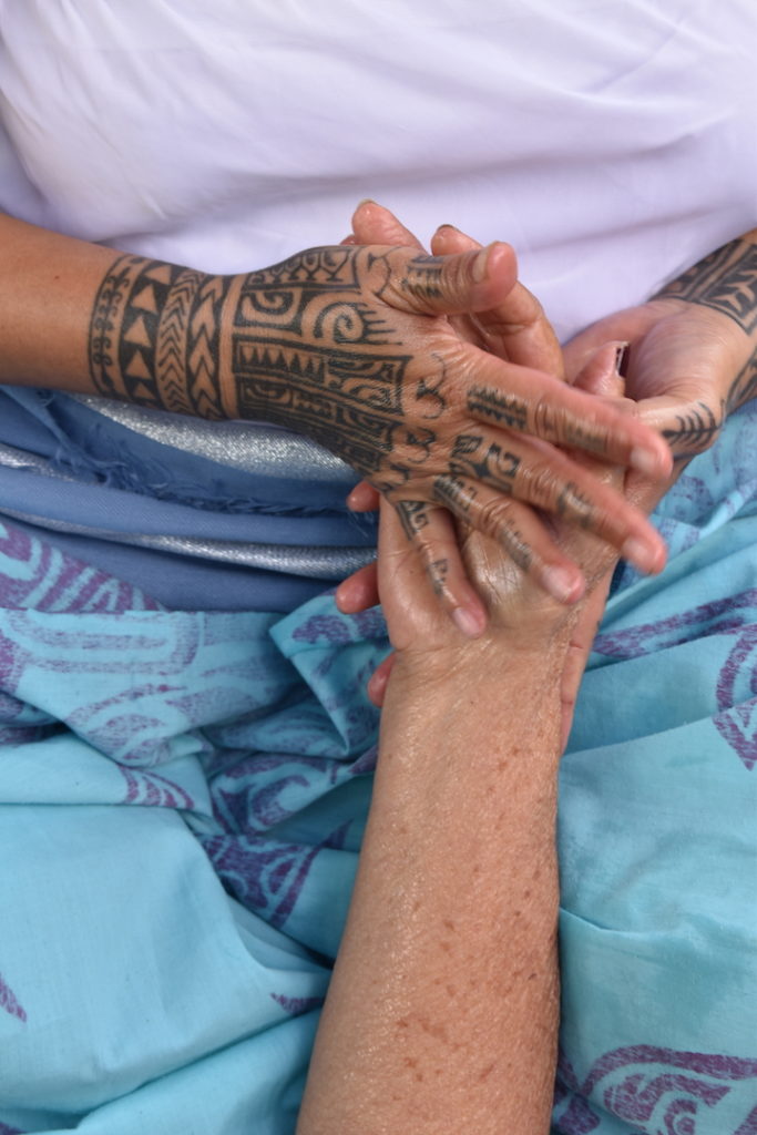 Mains tatouées pratiquent le massage taurumi