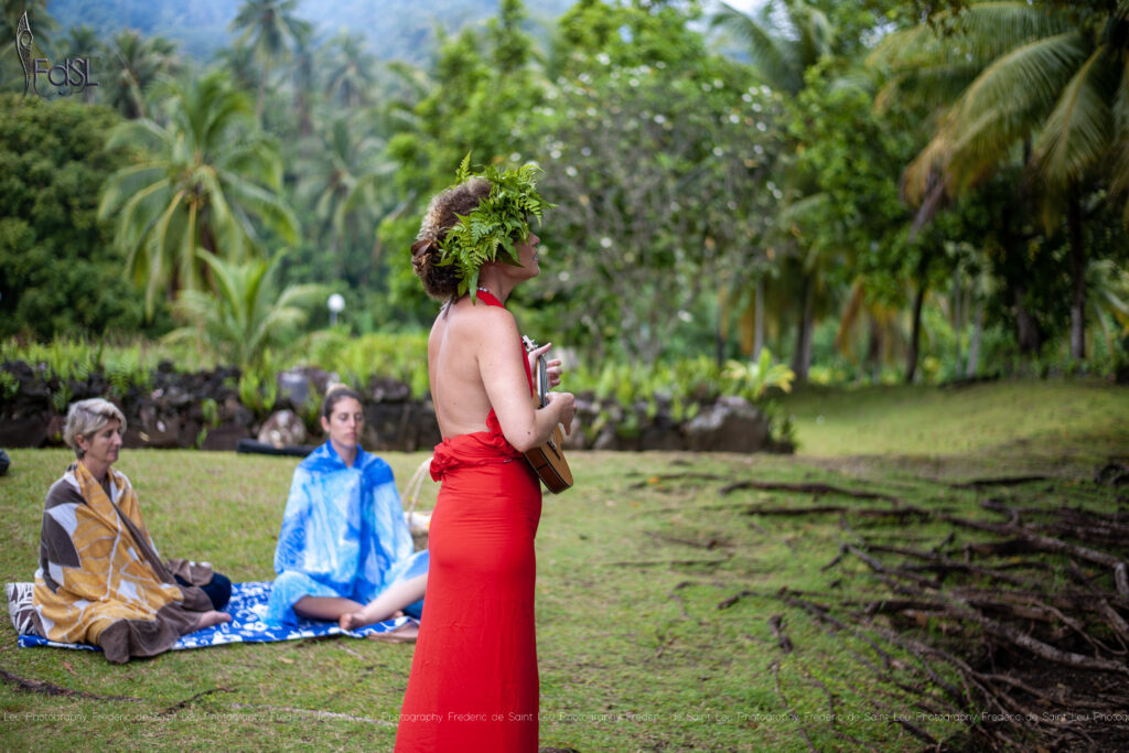 Moment de contemplation devant la plat-forme des archets Taputapuatea  2023