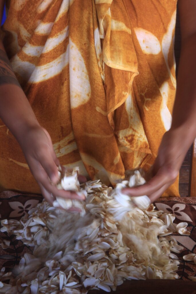 La confection du monoï varie en fonction des qualités thérapeutiques recherchées. Préparation associé au soin polynésien associé au massage