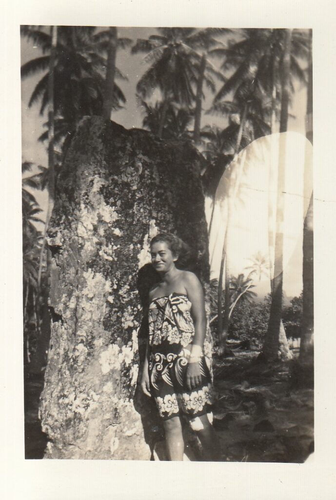 Isabell HOLMAN Hiriata Brotherson, Une jeune femme sur le marae Hauviri-i-Mātāhiraitera’i, sur le site du Tahua-marae Taputapuātea-i-Ōpōa devant le Rocher d’investiture des Ari’i  A cette époque la Marae est a l'abandon 
1955 
