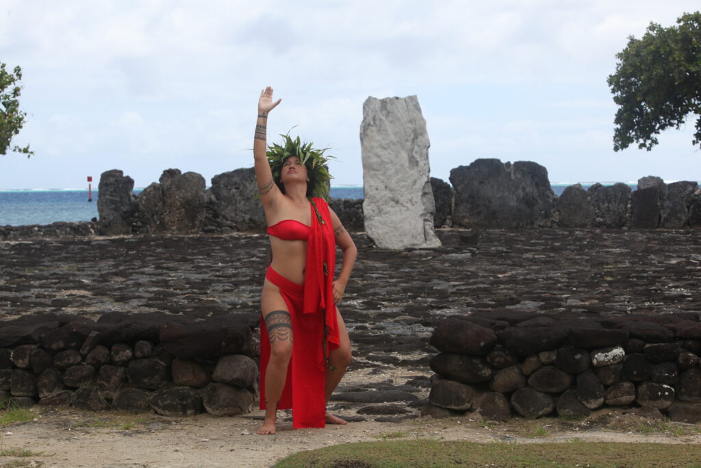 Hiriata Brotherson, Artiste Orero devant le marae Hauviri-i-Mātāhiraitera’i, sur le site du Tahua-marae Taputapuātea-i-Ōpōa au centre le Rocher d’investiture des Ari’i  Photos prise en 2021
Par Peter Rongomate 