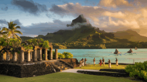 Marae ancien sur l'île de Raiatea avec artisans polynésiens pratiquant leurs traditions culturelles dans un paysage tropical mystique