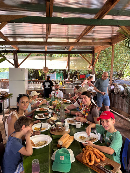 Déjeuner avec l'équipe au fa'apu — Cooking Class Raiatea