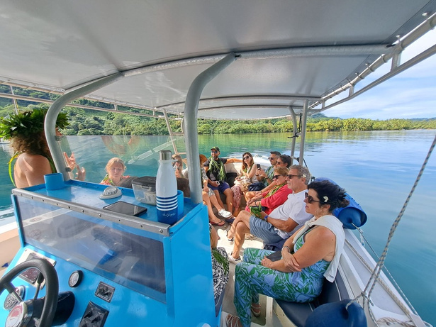Transport en bateau sur le lagon — Grand groupe Raiatea