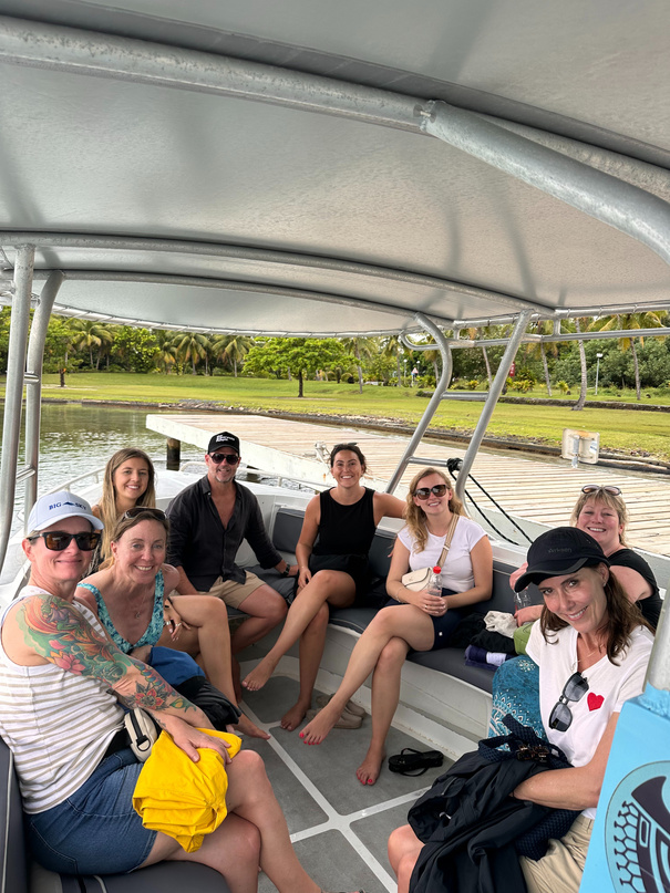 Groupe en bateau sur le lagon de Raiatea