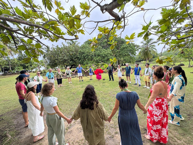 Cercle de cohésion à Taputapuatea — Grand groupe Raiatea