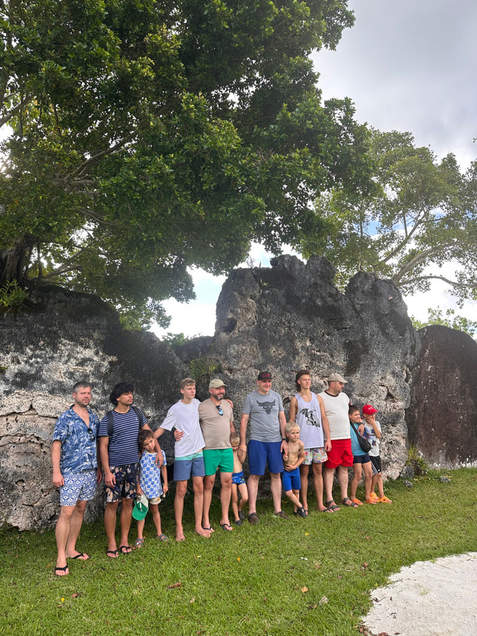 Grand groupe au marae — Aroha Experience Raiatea