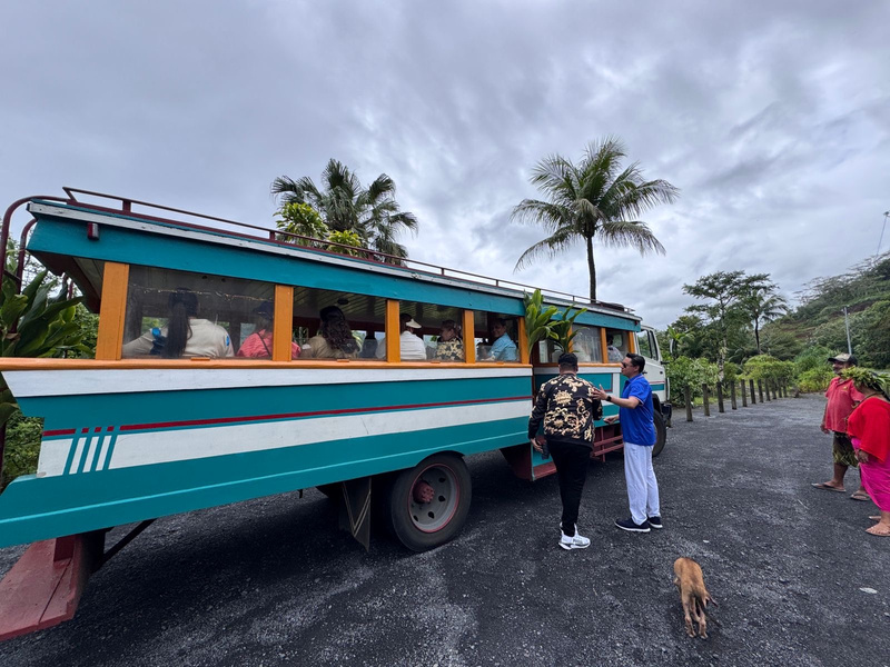 Truck d'antan décoré — Grand groupe Raiatea